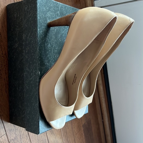 Via Spiga peep toe heel in beige. Classic look with brown heel details. - Picture 2 of 5